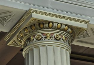 Tailloir et chapiteau sur un pilier de la nef