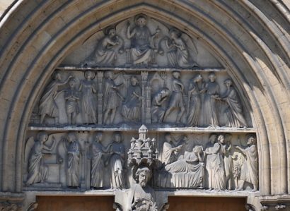 Bas-relief sur le tympan du portail central
