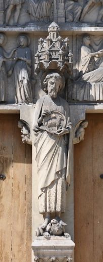Statue de Saint-Jean-Baptiste sur le portail central