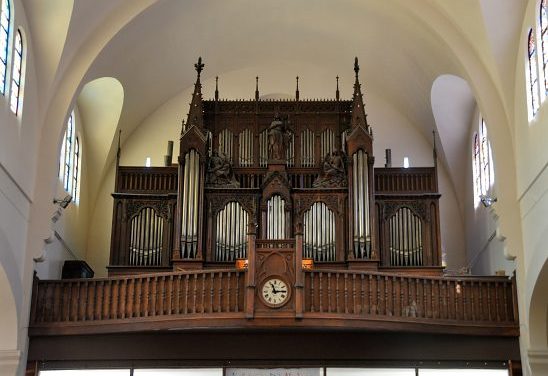 L'orgue de tribune est dû à Merklin (milieu du XIXe siècle)
