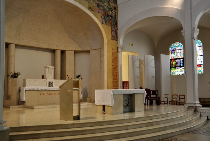 Le chœur de l'église Saint–Jean–Baptiste–de–la–Salle est très éclectique.