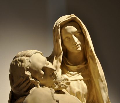 Piéta dans le bas-côté gauche : la Vierge et le  Christ mort