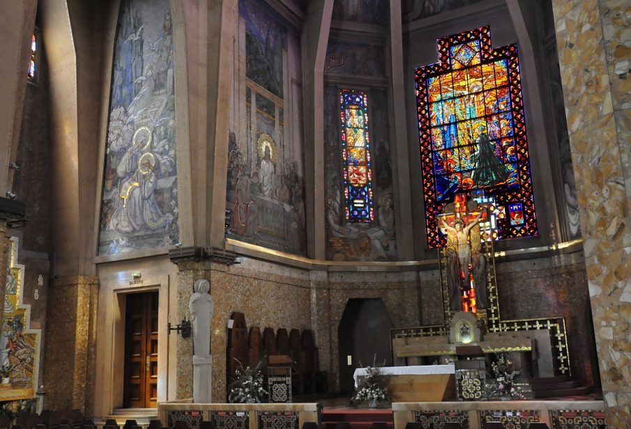 Le chœur de l'église Saint–Jean–Bosco avec ses vitraux et ses peintures murales 