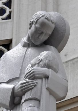 Statue de saint Jean Bosco accompagné d'un enfant