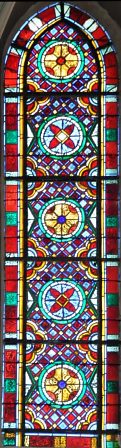 Vitrail à motifs géométriques dans l'abside