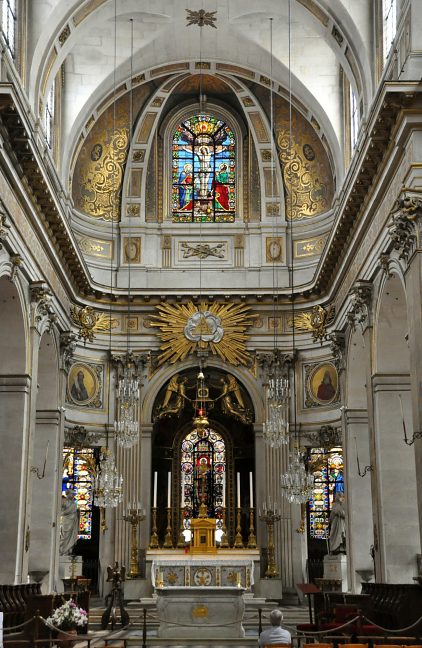 Vue d'ensemble du chœur et de son beau décor baroque