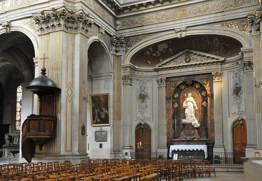 Le transept nord avec la chaire à prêcher et l'autel Sainte-Geneviève