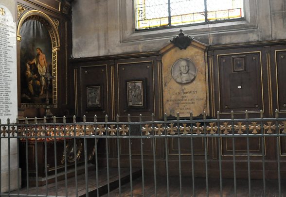 Chapelle Sainte–Marie–Madeleine et son monument à l'abbé Bossuet, bienfaiteur de l'église (au centre)