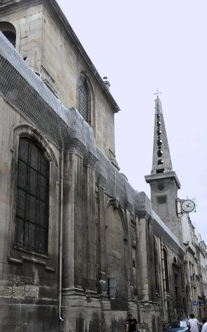 L'église et le clocher dans la rue Saint–Louis–en–l'Île