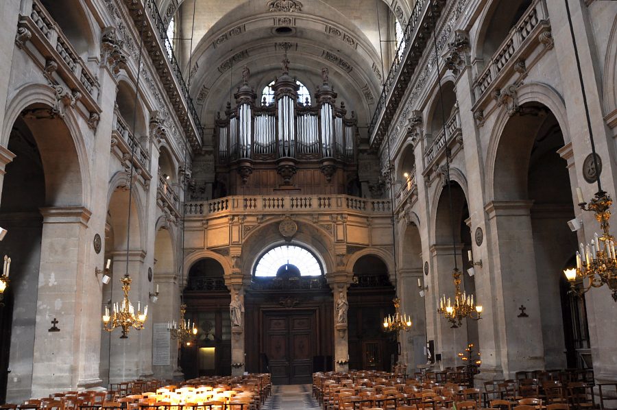 La nef et l'orgue de tribune vus depuis le choeur