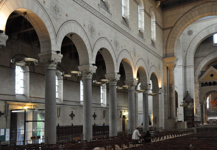 La série d'arcades en plein cintre converge vers l'arc triomphal, sur la droite, qui sépare le chœur de la nef.