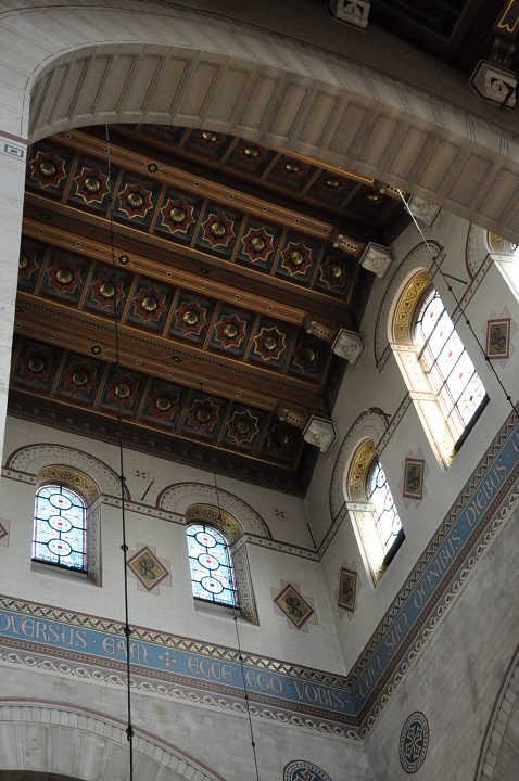 La croisée du transept, ses fenêtres à l'aspect romano–byžantin