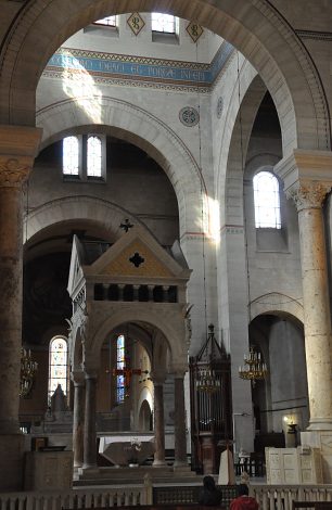La croisée du transept et le ciborium de pierre