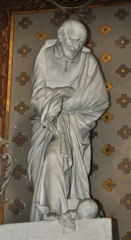 Statue de saint Vincent de Paul par Jean-Baptiste Stouf