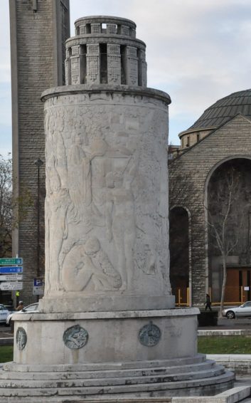Le monument sur la place de la Porte de Saint-Cloud
