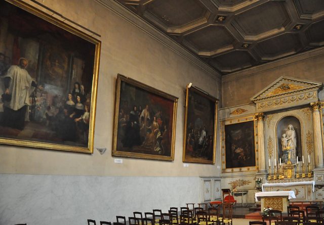 La chapelle de la Vierge et ses trois toiles relatant des scènes de la vie de saint Vincent de Paul