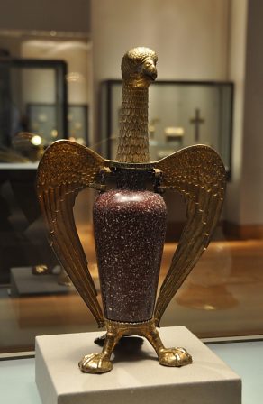 Vase de porphyre «Aigle de Suger»