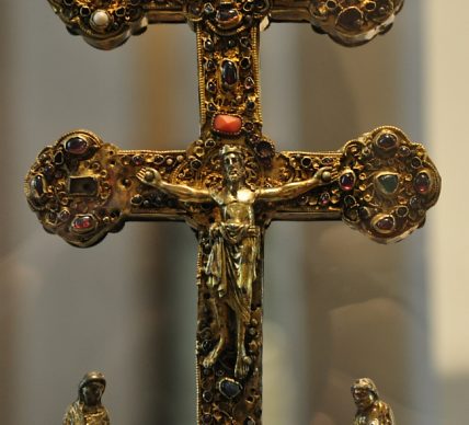 Croix à double traverse au nom de l'abbé Hugo