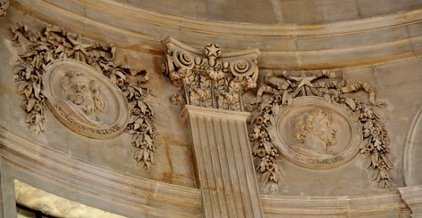 Pilastre corinthien, médaillons ornés de guirlandes  florales au sommet de la Coupole