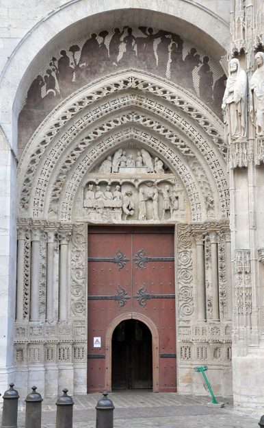Le portail nord de la façade occidentale, dédié à  saint Jean-Baptiste