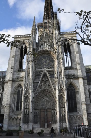 Le portail de la calende et le transept sud