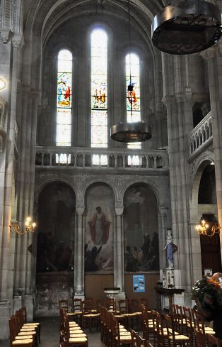 Le transept gauche avec sa grande verrière de la Crucifixion