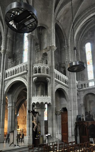 Élévations dans le chœur et vue sur le transept droit