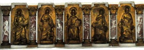 Jésus et les quatre évangélistes dans le sous–bassement du maître–autel