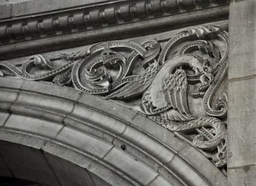 Bas–relief présentant un oiseau-lyre dans un écoinçon du transept