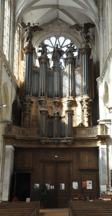 L'orgue de tribune balayé par le soleil.