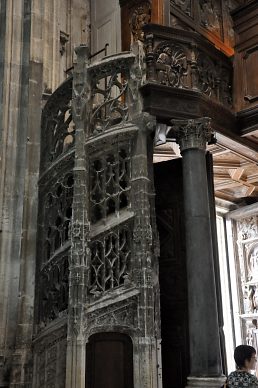 Escalier de pierre dans l'entrée de l'église