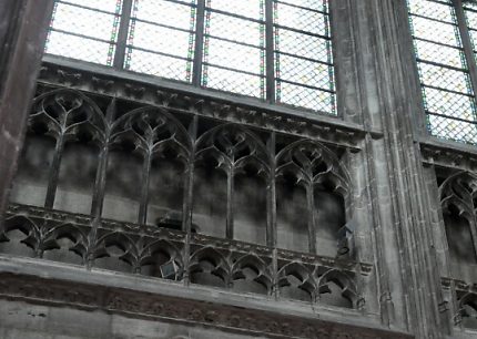 Fenêtres en verre blanc au troisième niveau