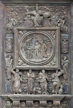 Partie centrale d'une porte du portail central avec le Baptême du Christ