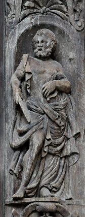 Saint Pierre en bas-relief sur la porte des Fonts