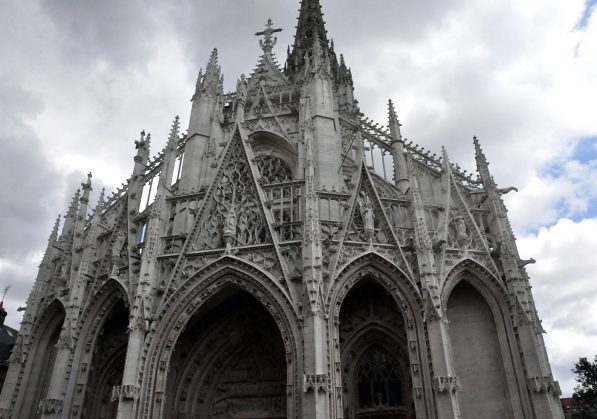 Les cinq portails en gothique flamboyant et leurs gables