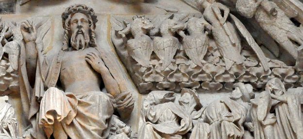 Registres du haut du tympan du portail central : les saints et les anges glorifient le Christ du Jugement dernier