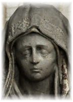 Le visage de la Vierge dans la Piéta du XVe siècle
