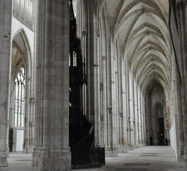Le bas–côté gauche vu du transept avec un débordement sur la nef