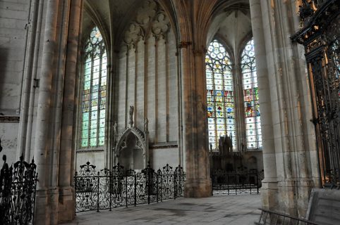 Le déambulatoire avec la chapelle axiale, au centre, et la chapelle Saint–André, à droite