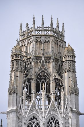 La tour centrale ou tour «couronnée» en gothique flamboyant