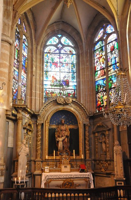 L'autel Saint-Joseph dans l'absidiole sud.