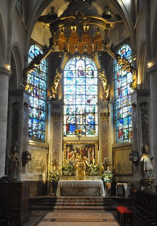 Le chœur de Saint–Patrice et ses trois verrières de 1540.