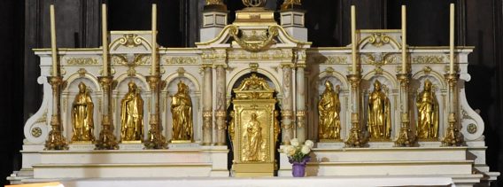 La suite des saints-évêques sur l'autel de la chapelle de l'absidiole  gauche
