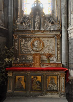 Le retable de la chapelle Saint-Pierre dans l'absidiole gauche