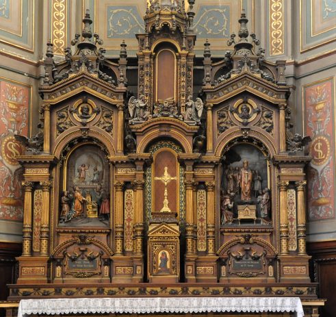 Le maître-autel et le retable du chœur sont de style Renaissance,  2e moitié du XIXe siècle