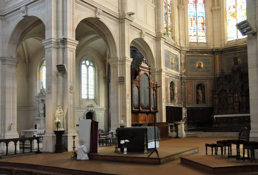 Le chœur de l'église Saint-Sever, avec son abside peinte, est  typique du XIXe siècle