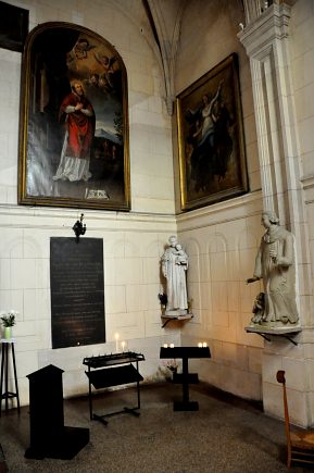 Petite chapelle avec statues et tableaux