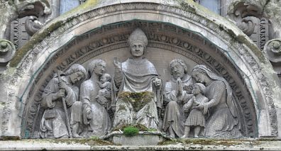 Le bas–relief du tympan représente saint Sever bénissant les pèlerins.