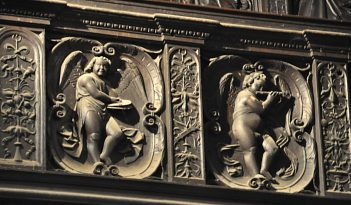 Panneaux sculptés Renaissance sur le buffet d'orgue