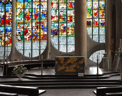 Le chœur très dépouillé de l'église Sainte-Jeanne  d'Arc